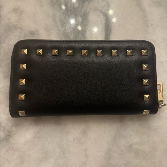 BCBG Paris black studded wallet zip closure - Picture 7 of 9